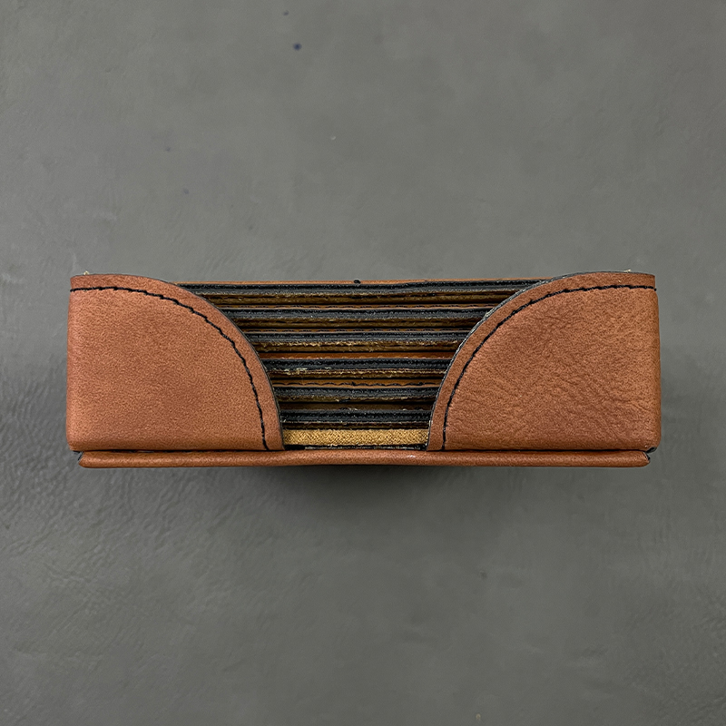 4' x 4' Square Leatherette Coasters 6-Coaster-sett med holder 4' x 4' Square Leatherette Coasters 6-Coaster-sett med holder