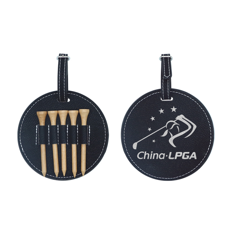 Laserbar, rund golfbag-tag i lær med 5 T-skjorter av tre Laserbar, rund golfbag-tag i lær med 5 T-skjorter av tre
