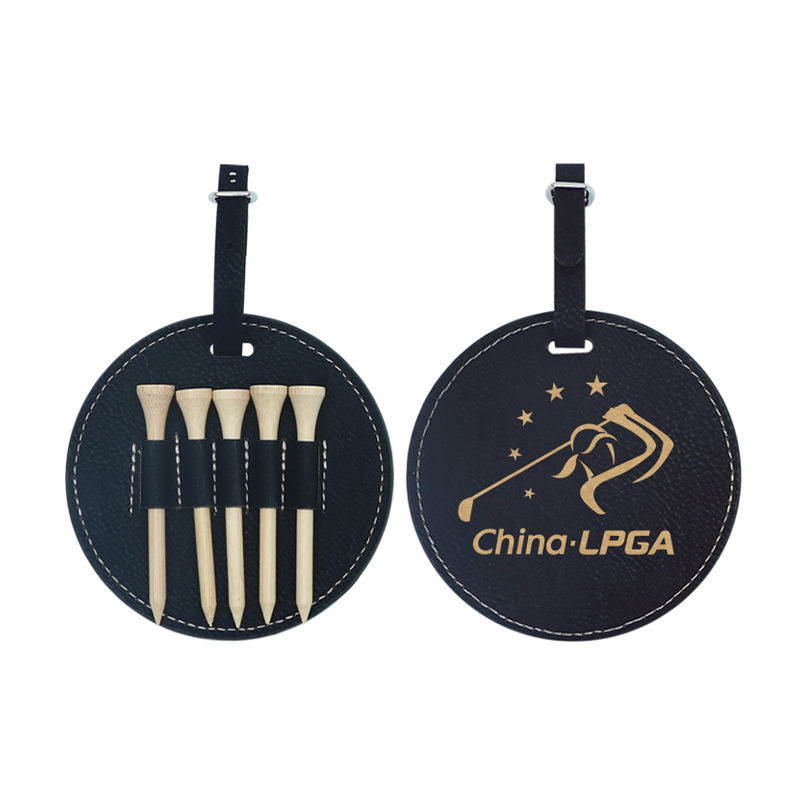 Laserbar, rund golfbag-tag i lær med 5 T-skjorter av tre Laserbar, rund golfbag-tag i lær med 5 T-skjorter av tre